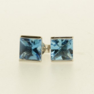 EO0293 18ct Blue Topaz Studs